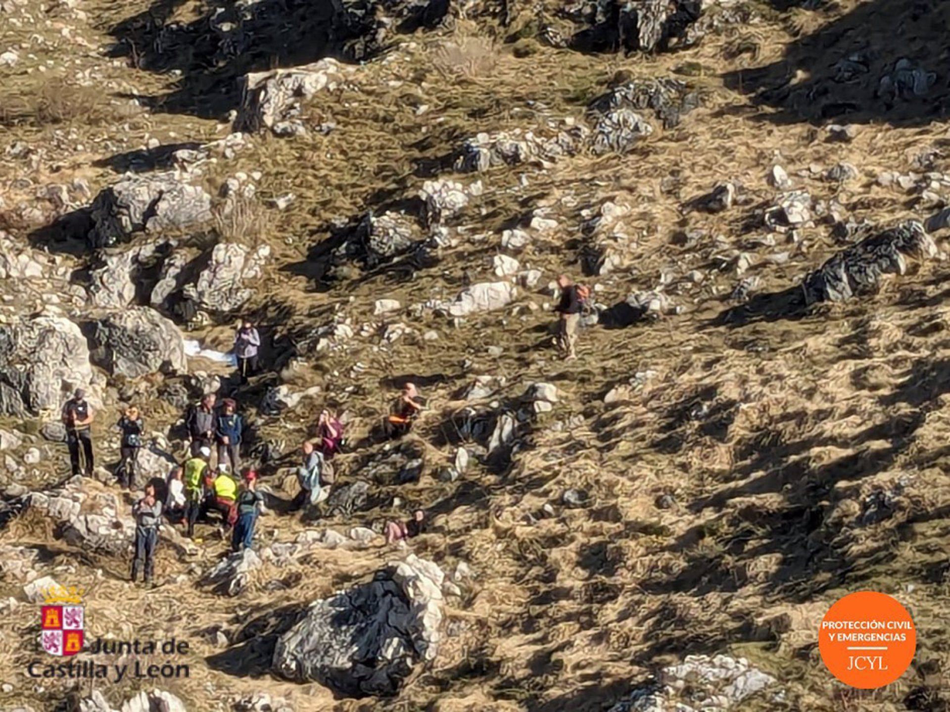 Momento del rescate a la montañera herida en Velilla de la Tercia. | JCYL