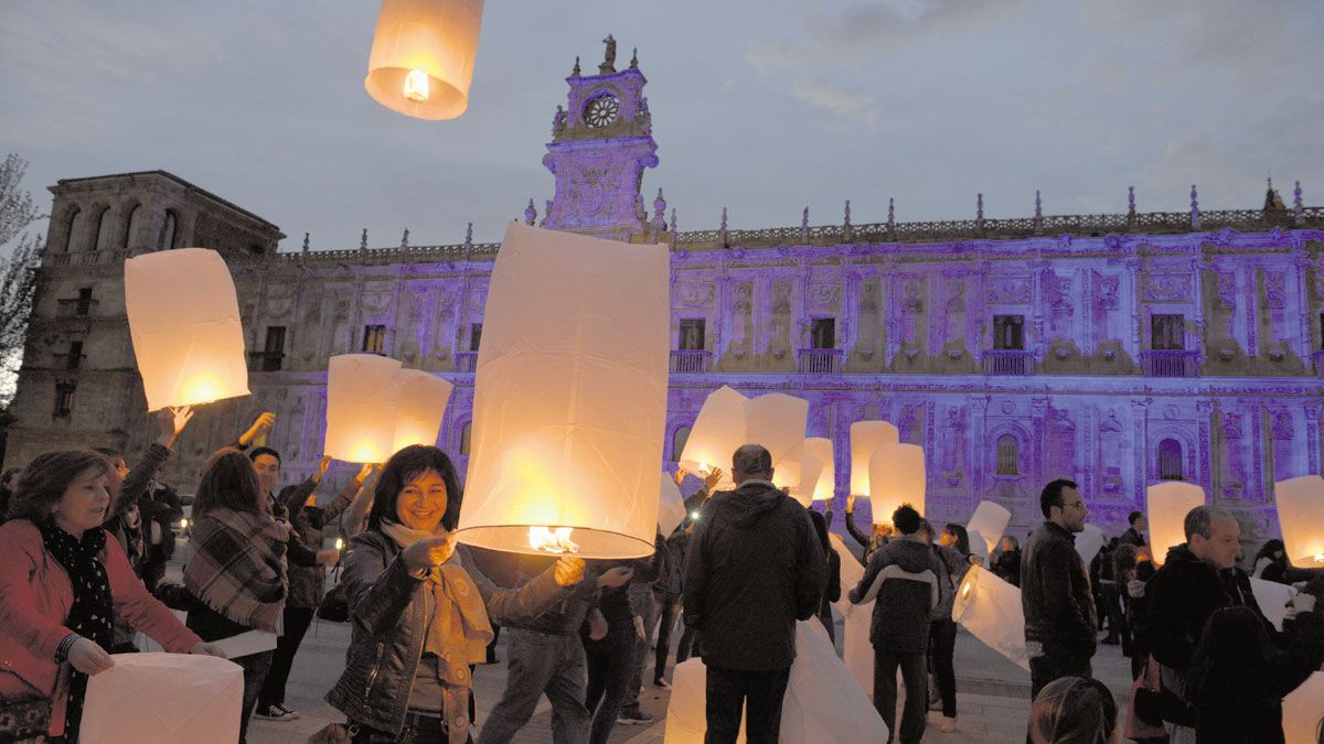Celebración del Día del Autismo frente a San Marcos, iluminado en azul, en 2015. | MAURICIO PEÑA