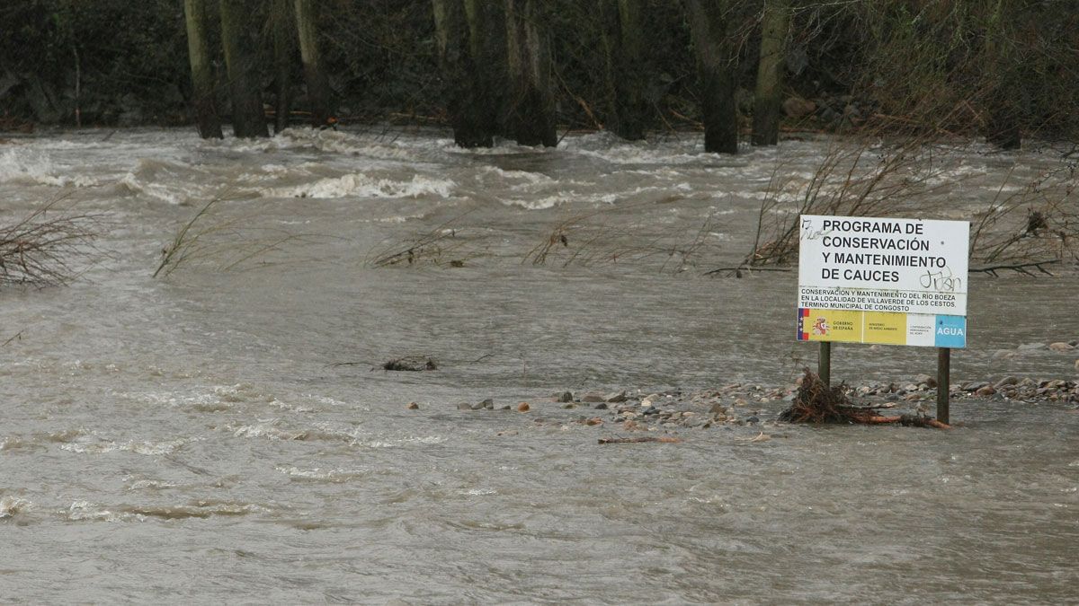 Colector abierto desde el que se están vertiendo aguas residuales al río Cúa, en Cacabelos. | JOSÉ MANUEL ÁLVAREZ LÓPEZ