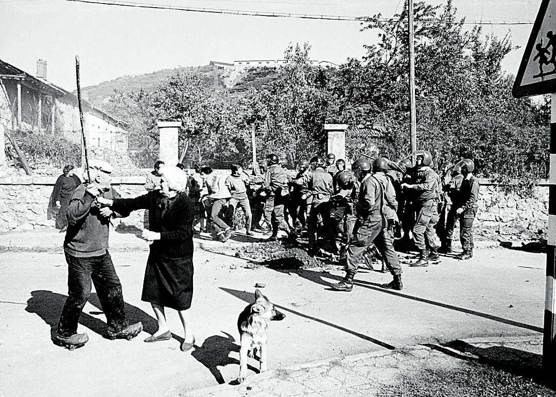 Una de las fotos más icónicas de la trayectoria de Mauri, en el inicio del conflicto de Riaño, en el invierno de 1986. | MAURICIO PEÑA