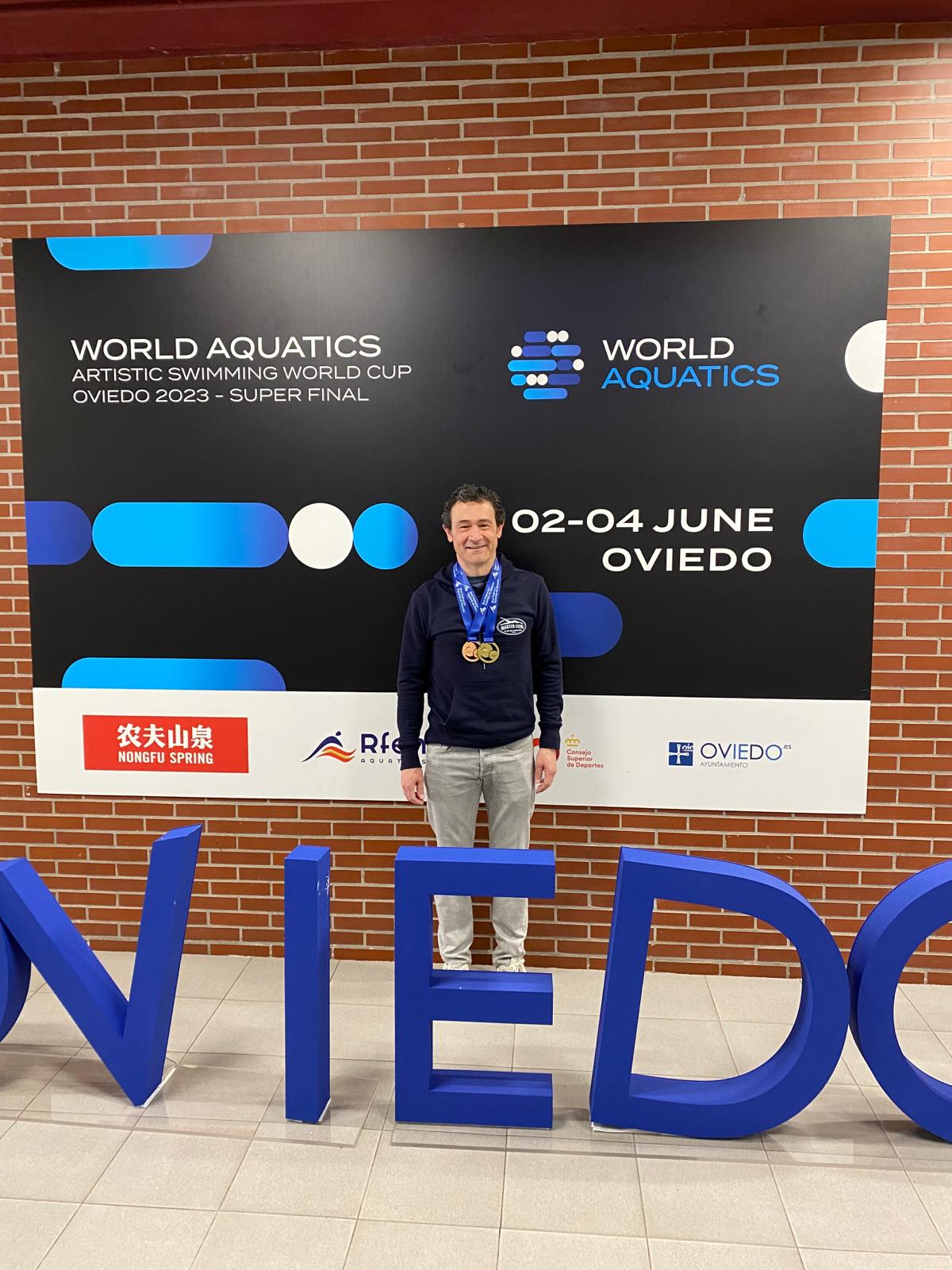 Enrique García con sus dos medallas en Oviedo | LNC