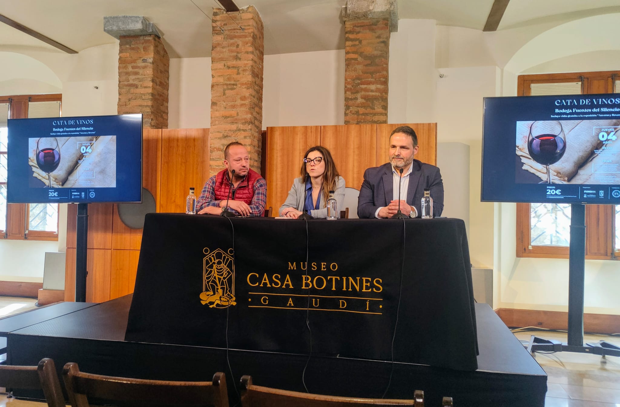 Alberto Aldonza, Natividad Pan y José Luis del Riego en la presentación de la cata de vinos. | L.N.C.