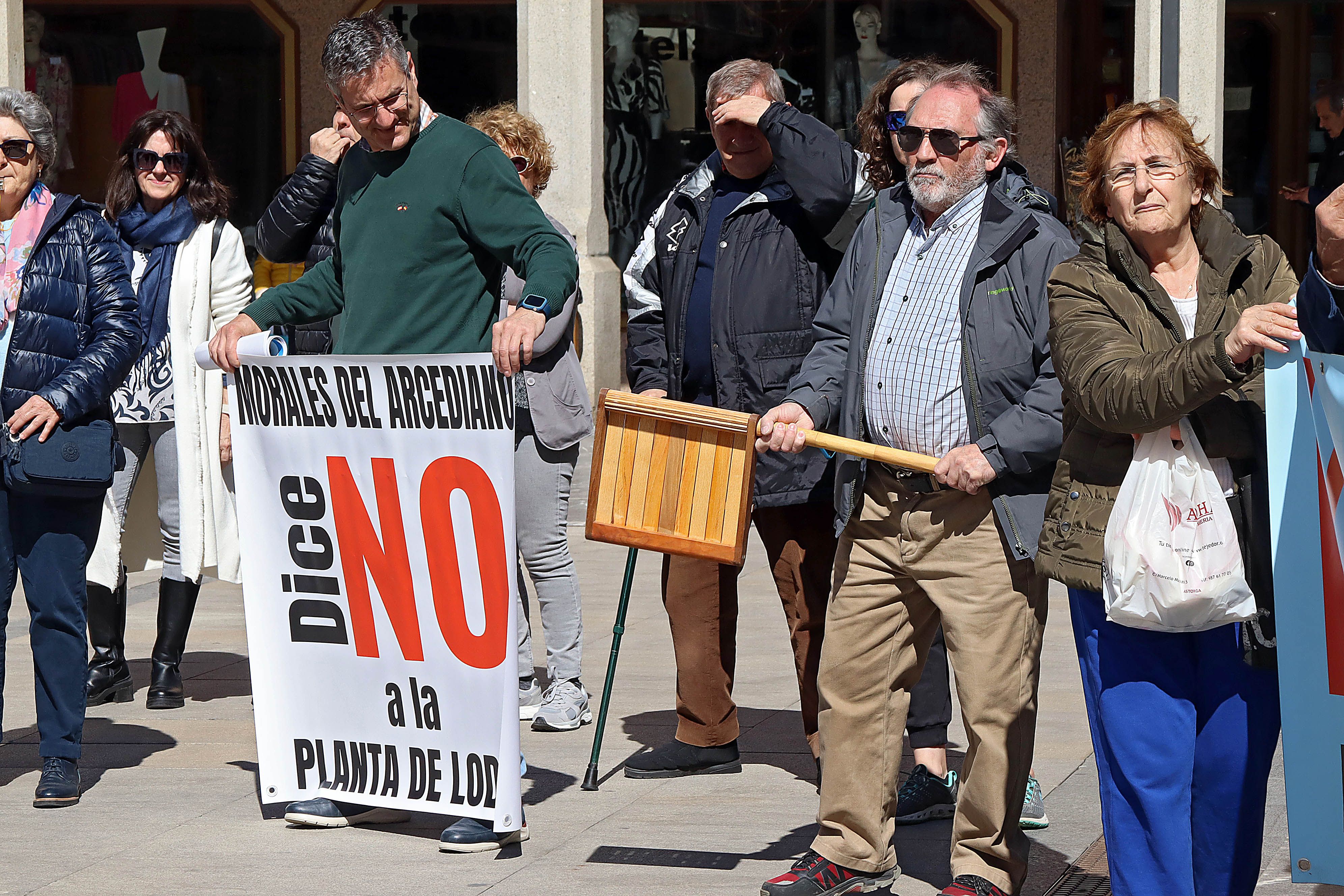 Manifestantes este lunes en Astorga. | PEIO GARCÍA (ICAL)
