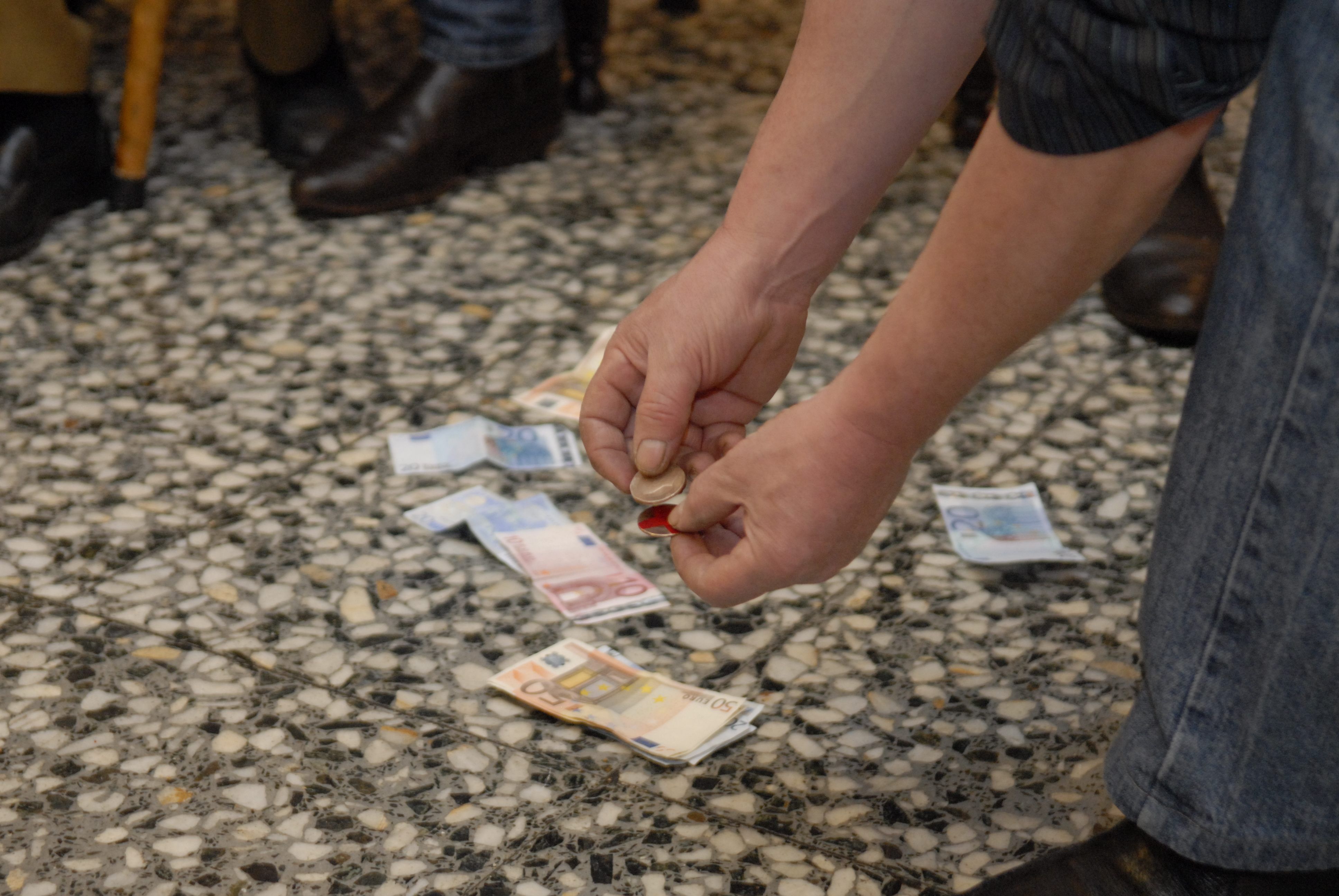 El dinero se deposita en el suelo y los participantes forman un corro. | MAURICIO PEÑA
