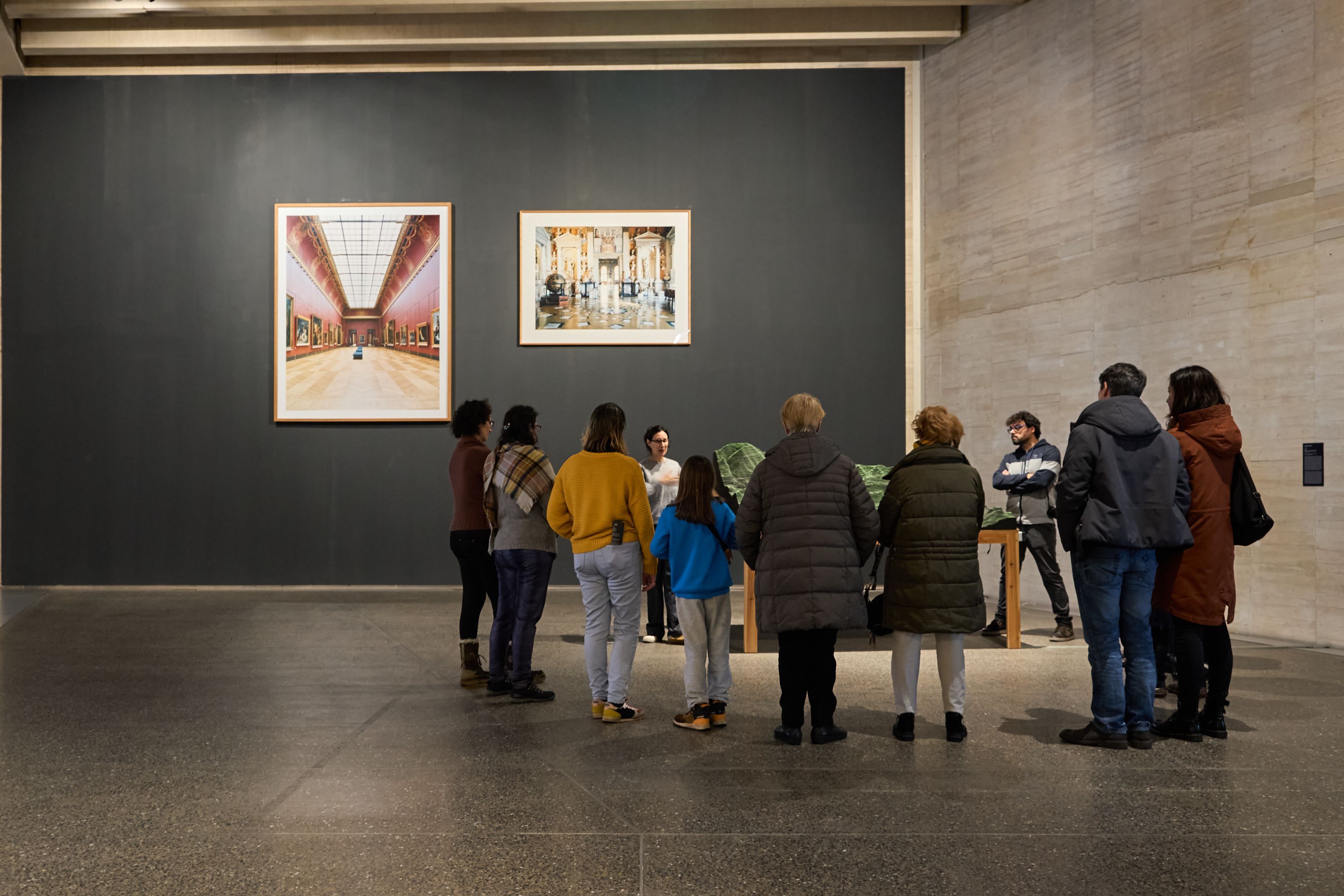 Visita a una de las actuales exposiciones del Musac. | JESÚS CASTRILLO