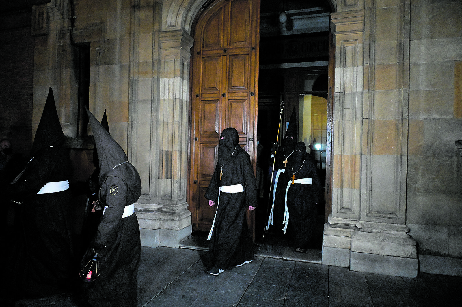 El preso liberado por la Cofradía del Perdón sale cada año desde el Palacio Episcopal. | MAURICIO PEÑA