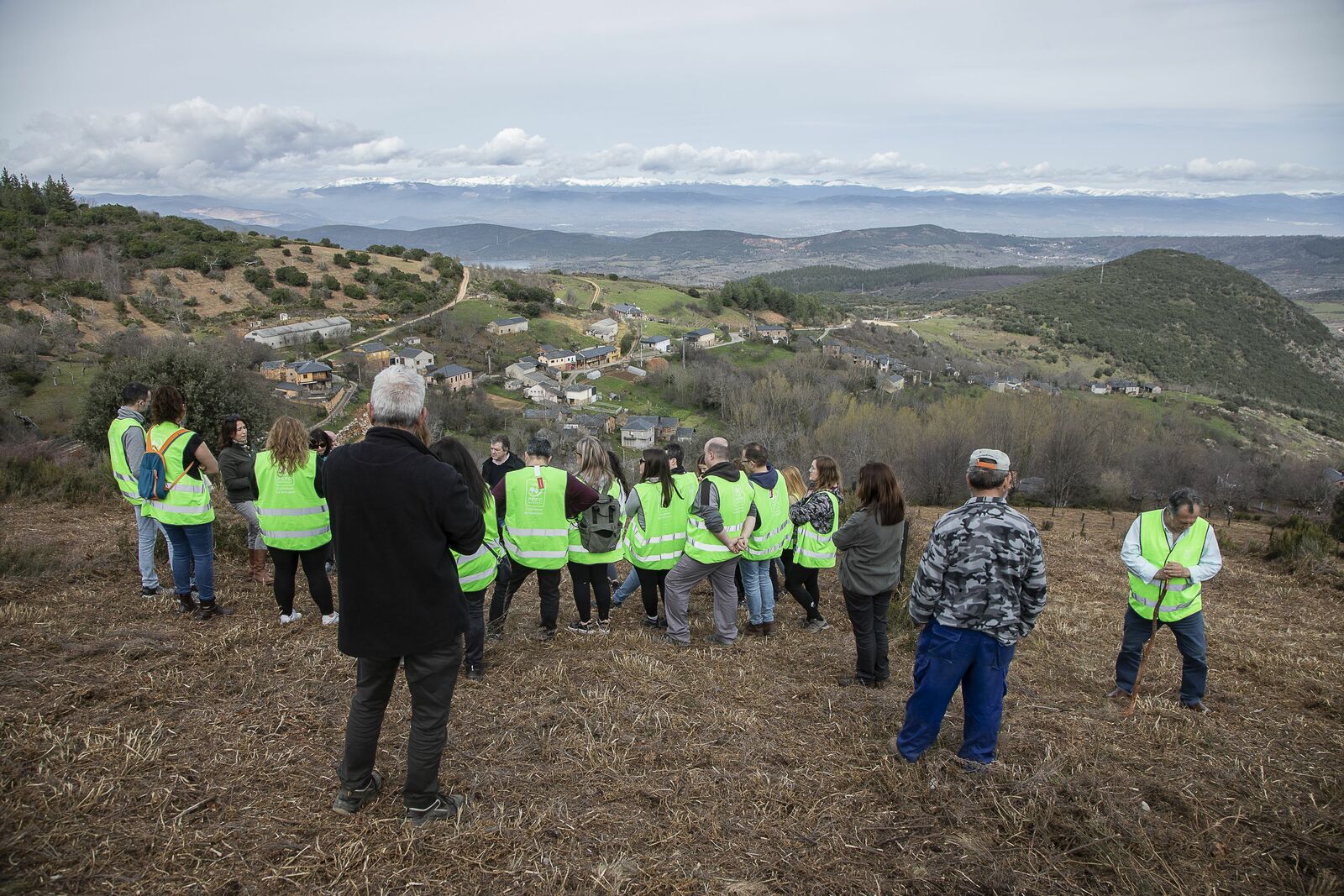 Jornada de reforestación con la plantación de más de 100 castaños.