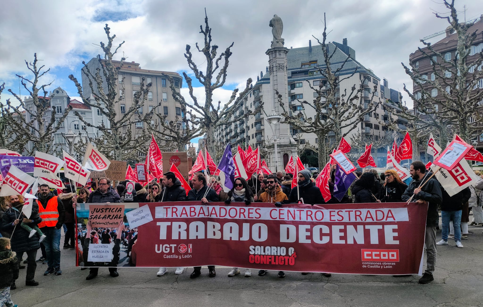 La plantilla del Centro Estrada durante una manifestación frente a la Subdelegación de León. | L.N.C. La plantilla del Centro Estrada durante una manifestación frente a la Subdelegación de León. | L.N.C.