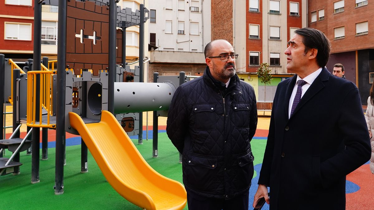 El consejero de Medio Ambiente visitando las obras de la plaza interior. | ICAL
