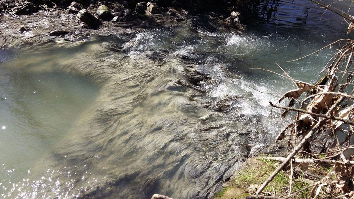 Residuos procedentes del vertido de aguas sucias en Cacabelos estos pasados días. | JOSÉ MANUEL ÁLVAREZ