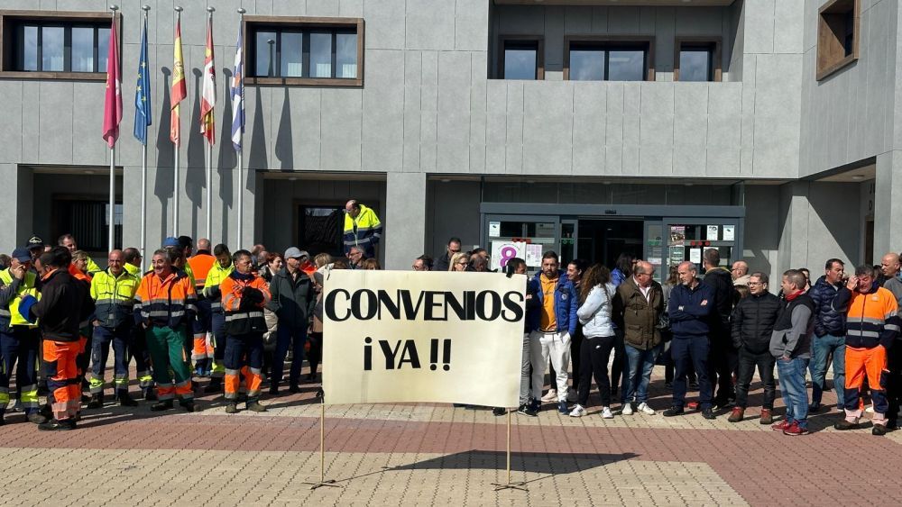 Una de las concentraciones a las puertas del Ayuntamiento de Villaquilambre. | L.N.C.