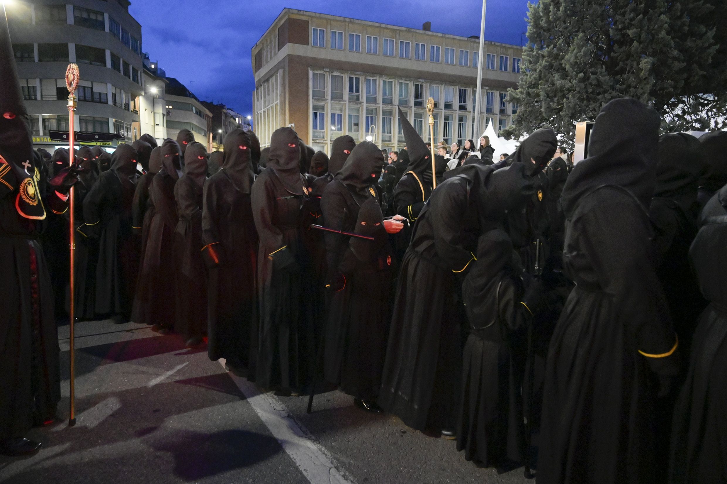 Hermanos de fila de la Cofradía de Angustias y Soledad en la procesión del Lunes Santo. | MAURICIO PEÑA