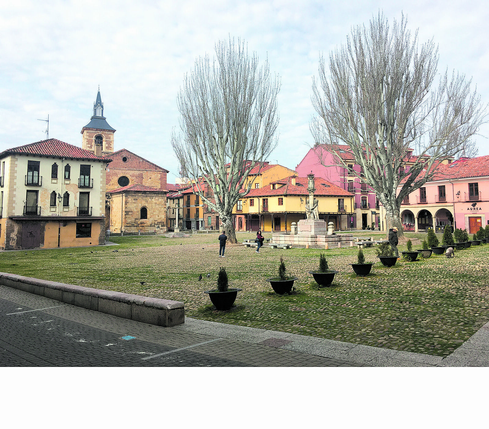 La Plaza del Grano con su fuenbte y su restaurado pavimento de canto rodado. | REPORTAJE FOTOGRÁFICO DE ROCÍO R. HERRERAS