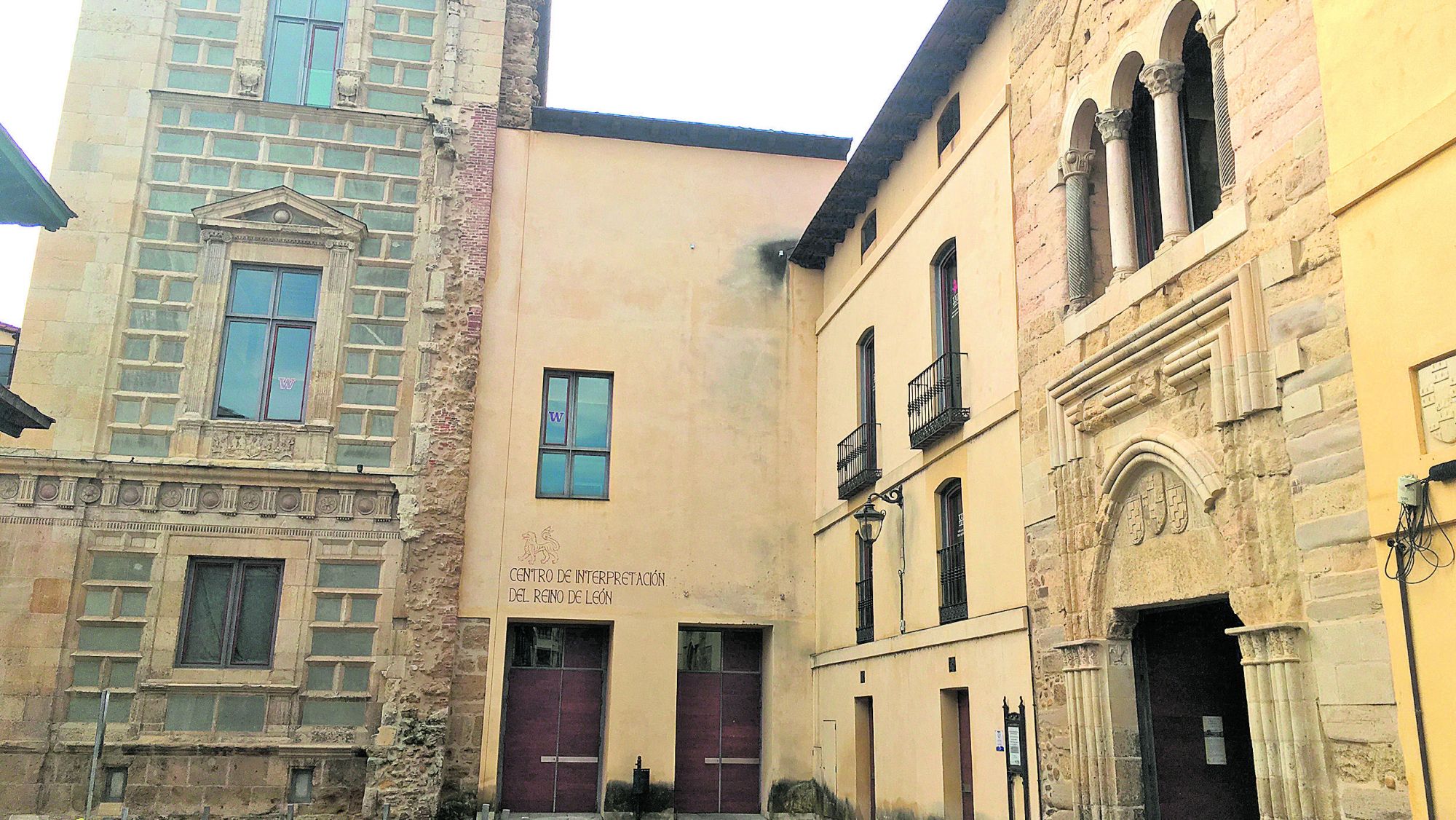 Palacio del Conde Luna, de especial singularidad en empleo de materiales.