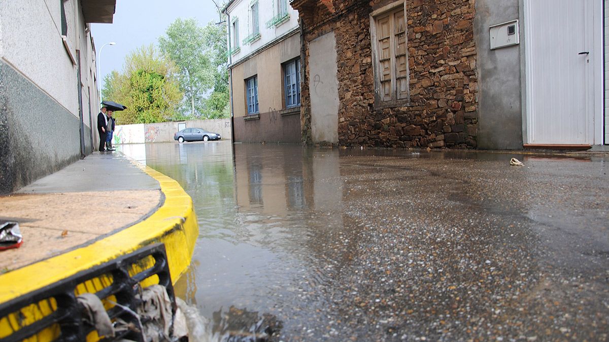 Fotografía de archivo de una inundación por las intensas lluvias y tormentas acontecidas en La Bañeza. | ABAJO