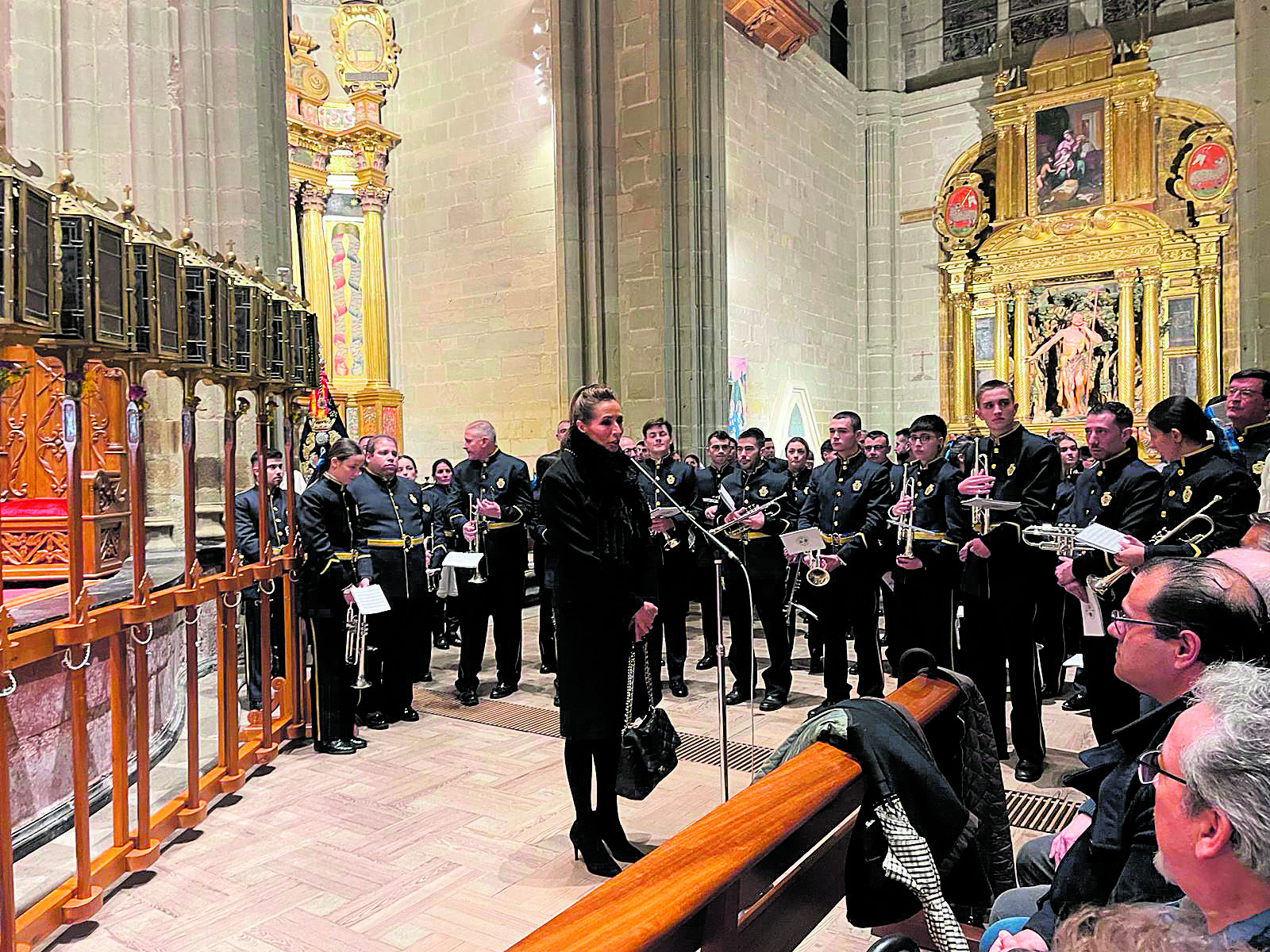 Instantes del concierto en la catedral de Astorga de las bandas de Semana Santa tras la suspensión de la procesión del via crucis. | ANA G. VALENCIA