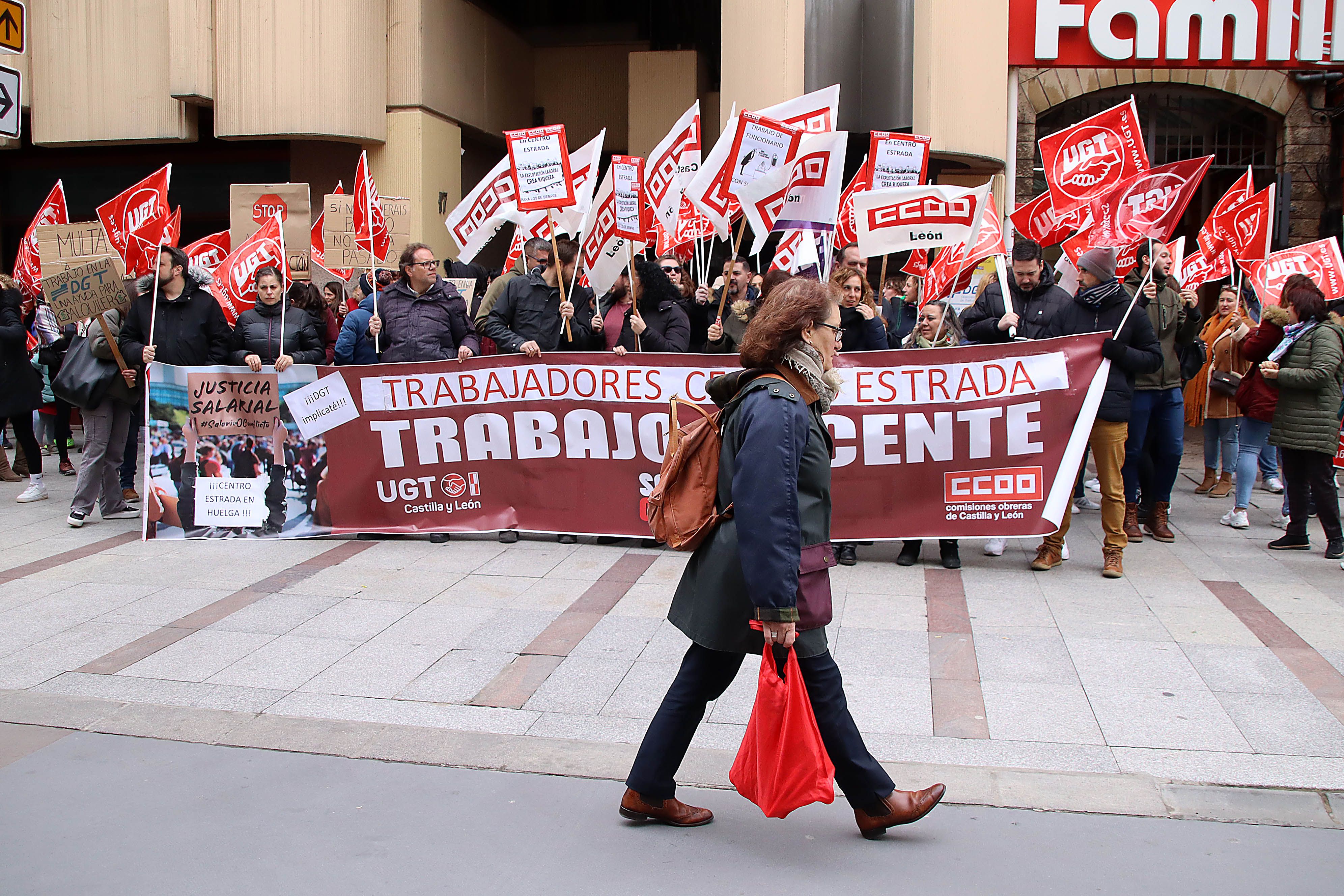 Concentración de los trabajadores del Centro Estrada frente a la DGT este miércoles. | Peio García (Ical)