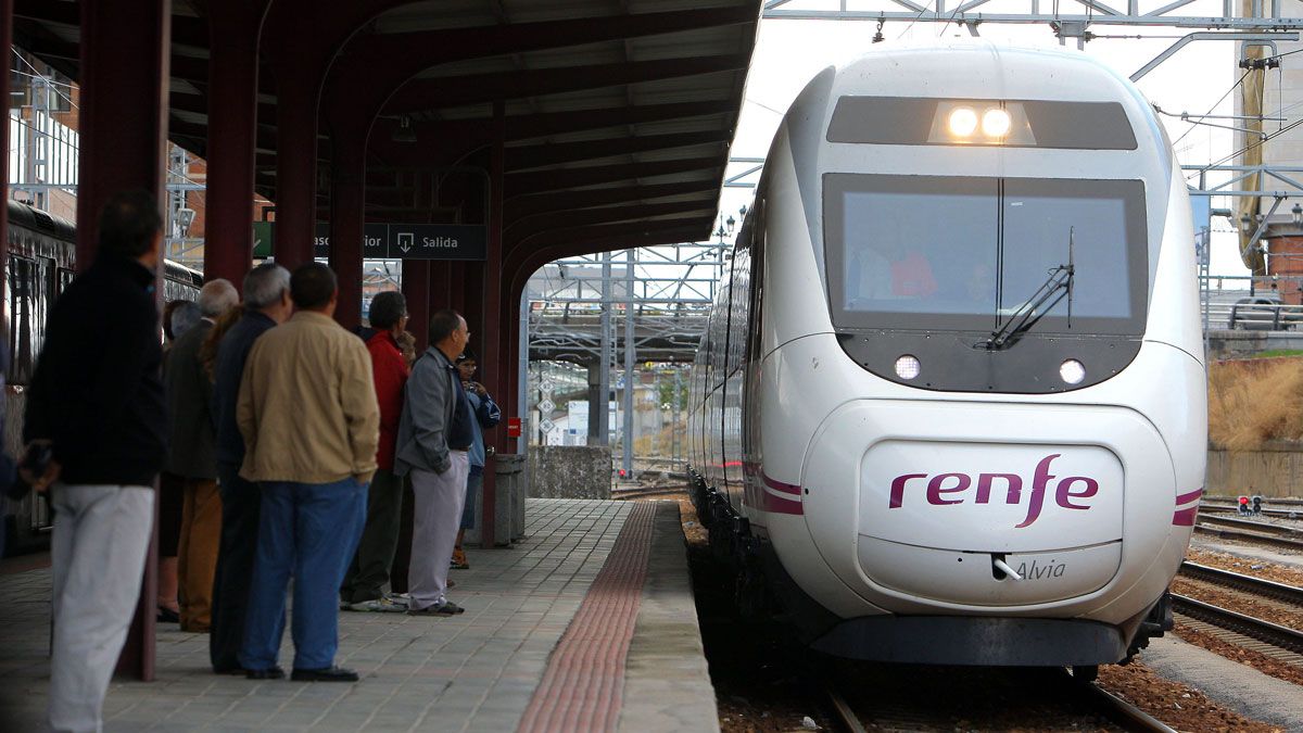 El tren Alvia, durante una parada en la estación de Ponferrada. | C. SÁNCHEZ (ICAL)