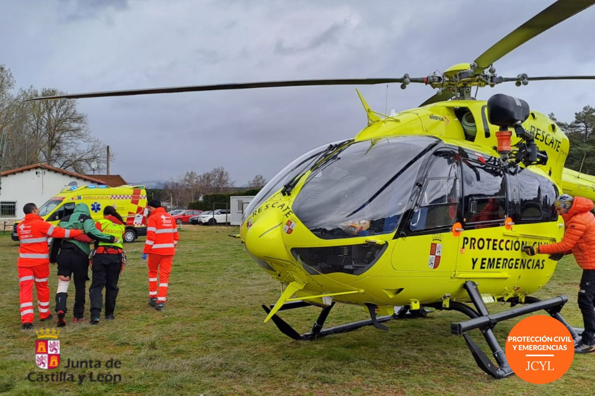 Se ha movilizado un helicóptero para realizar el rescate. | EMERGENCIAS JCYL