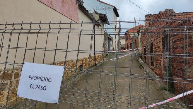 La calle en la que se cayó al vivienda sigue cortada al tránsito. | A. RODRÍGUEZ