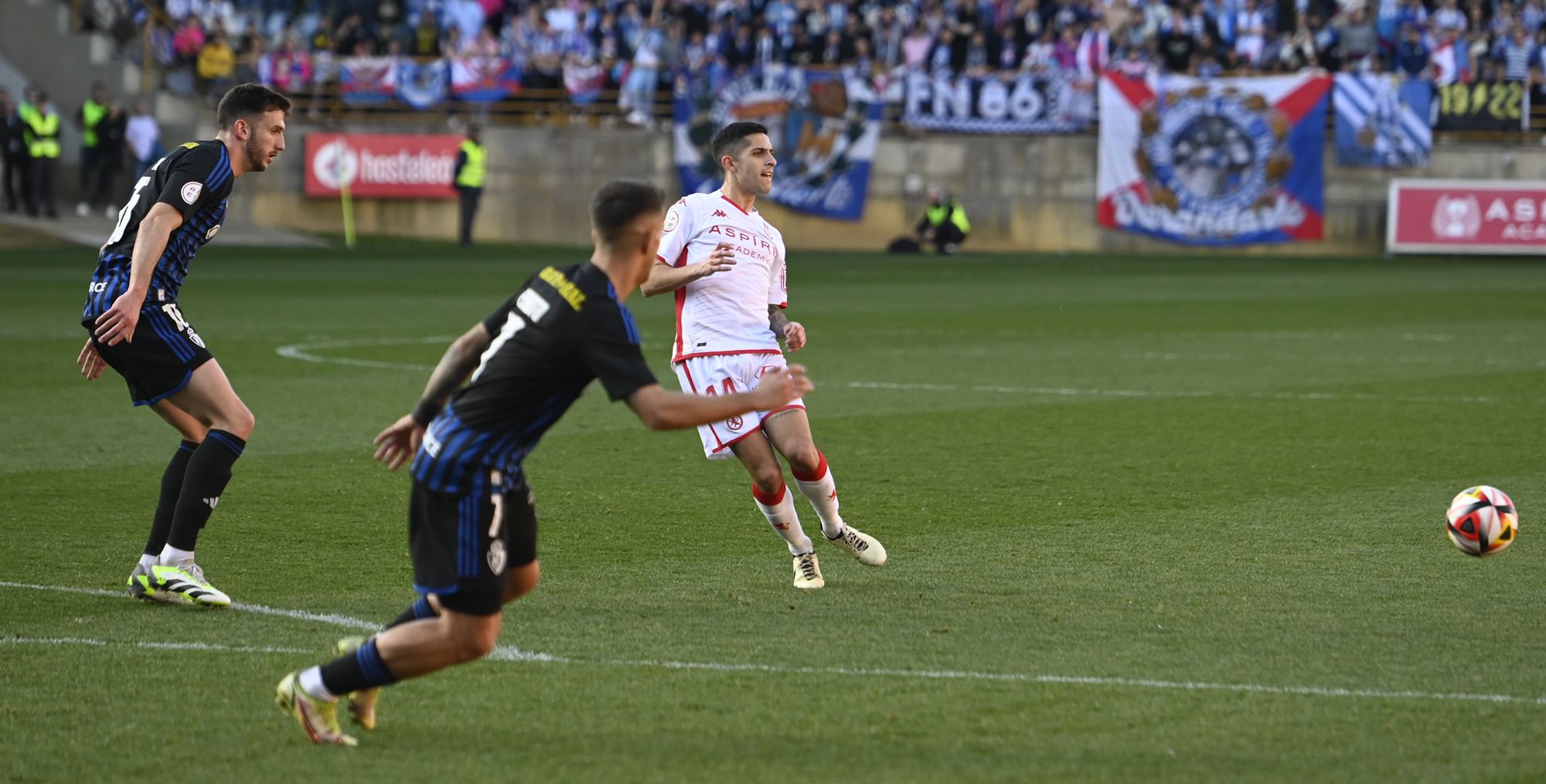 Bicho, rodeado de dos defensores de la Ponferradina durante el derbi en el Reino de León. | SAÚL ARÉN