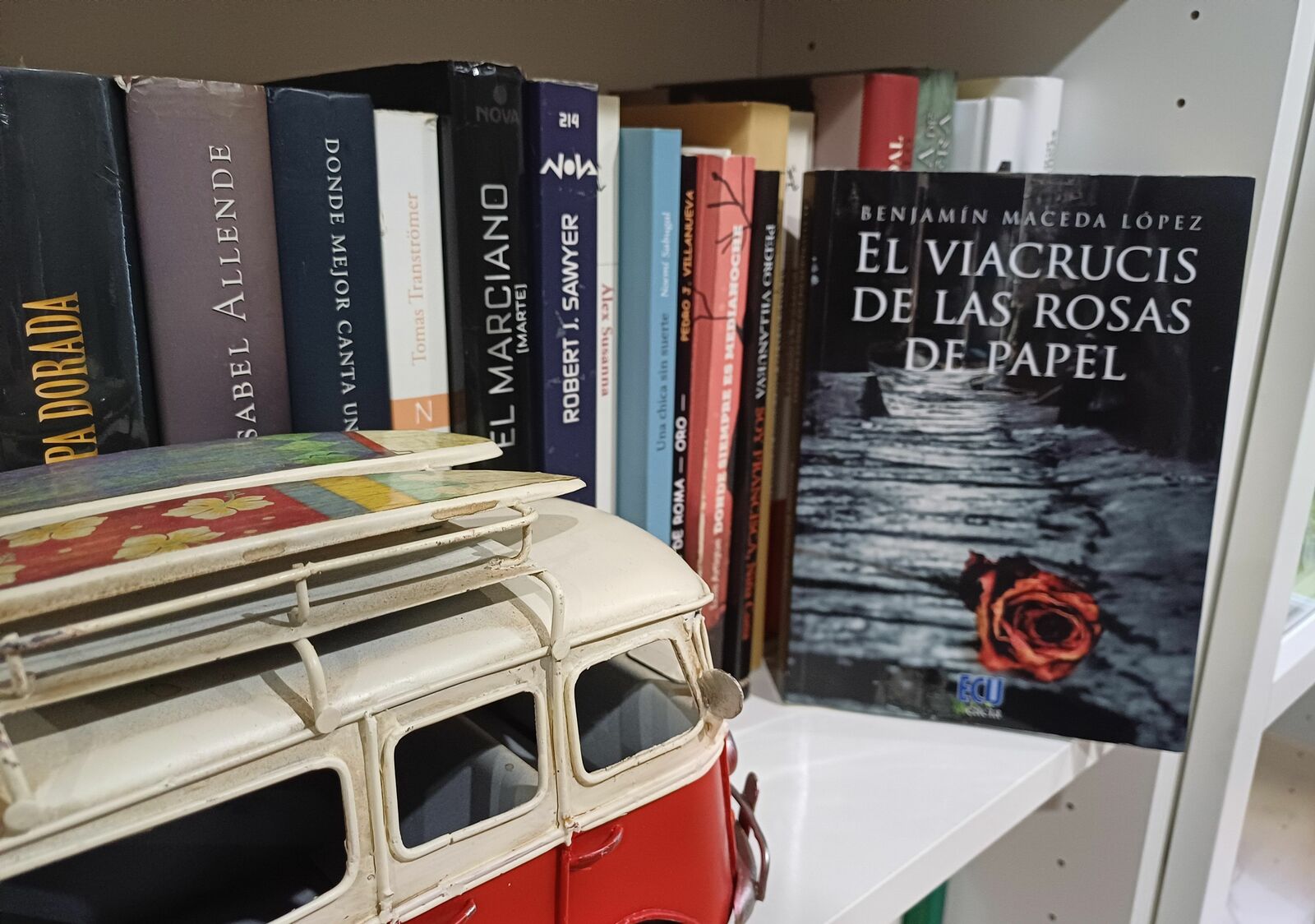 El libro de Benjamín en la estantería de Ruy. 