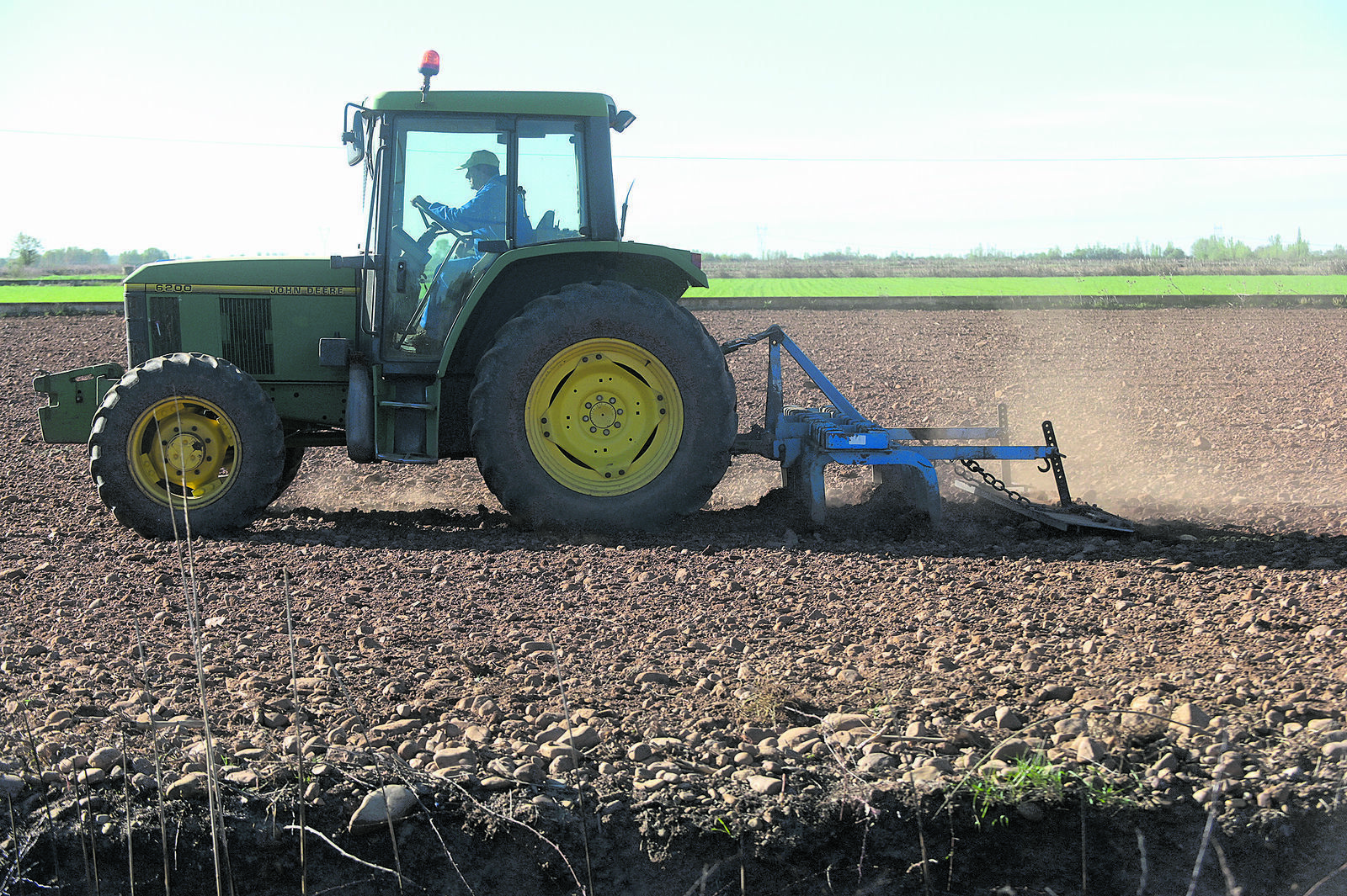 Un agricultor leonés arando con su tractor. | JESÚS F. SALVADORES