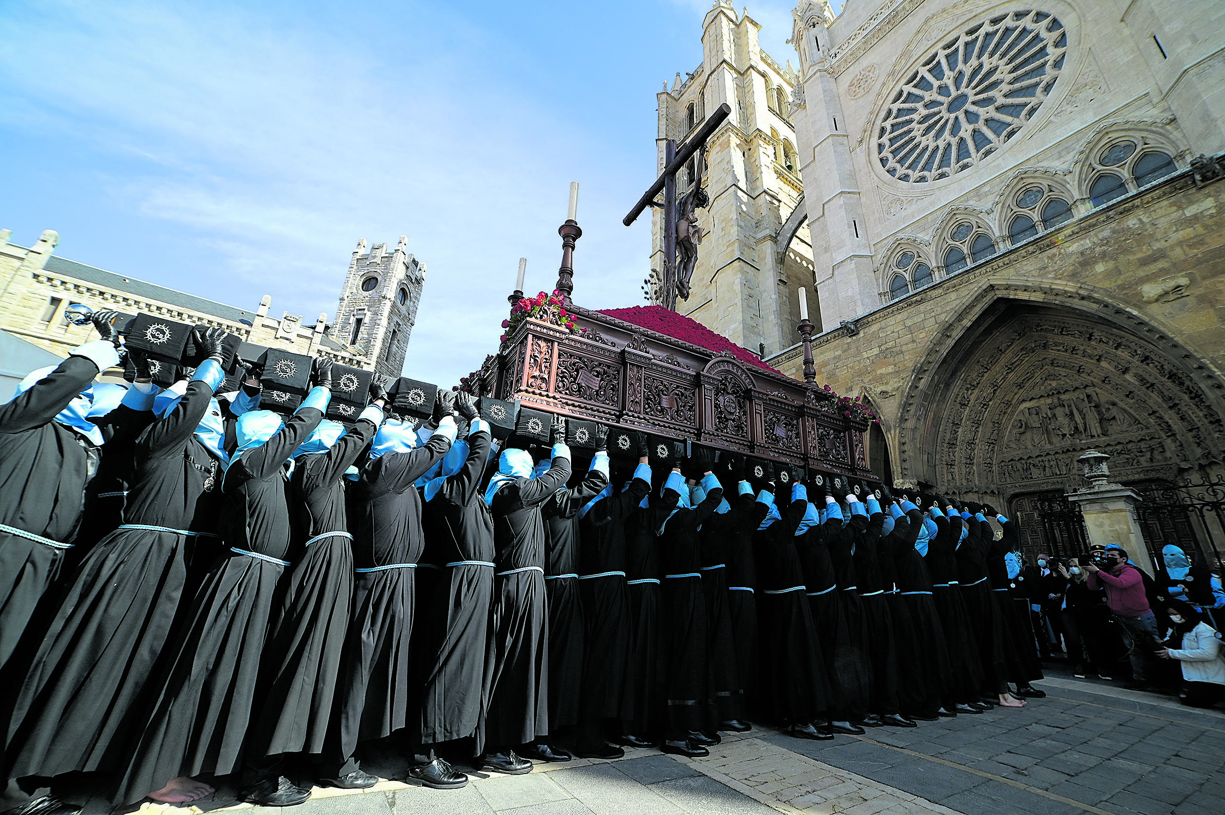 La Bienaventuranza eleva sus pasos ante la Catedral. | MAURICIO PEÑA