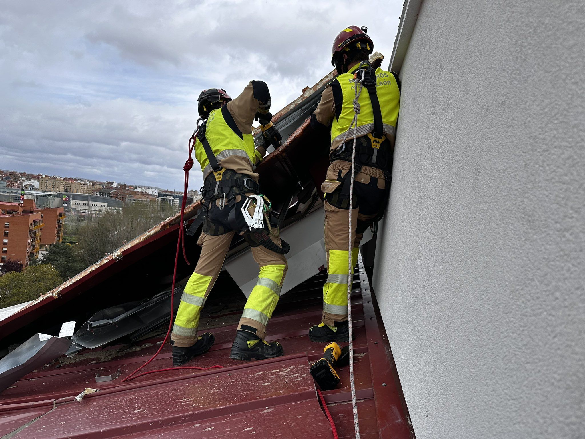 Retirada de la parte desprendida del tejado. | BOMBEROS AYTO. LEÓN