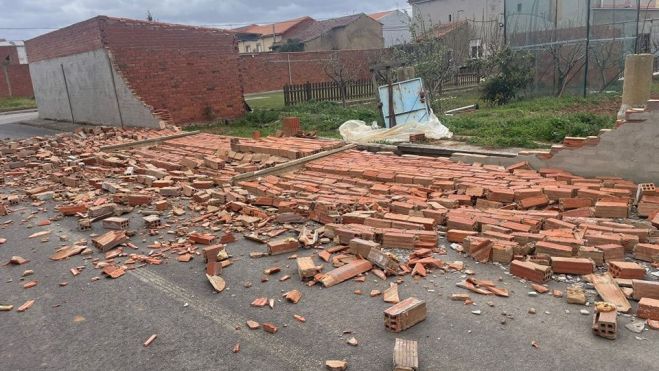 Caída de un muro en Pobladura de Pelayo García. | FACEBOOK Caída de un muro en Pobladura de Pelayo García. | FACEBOOK