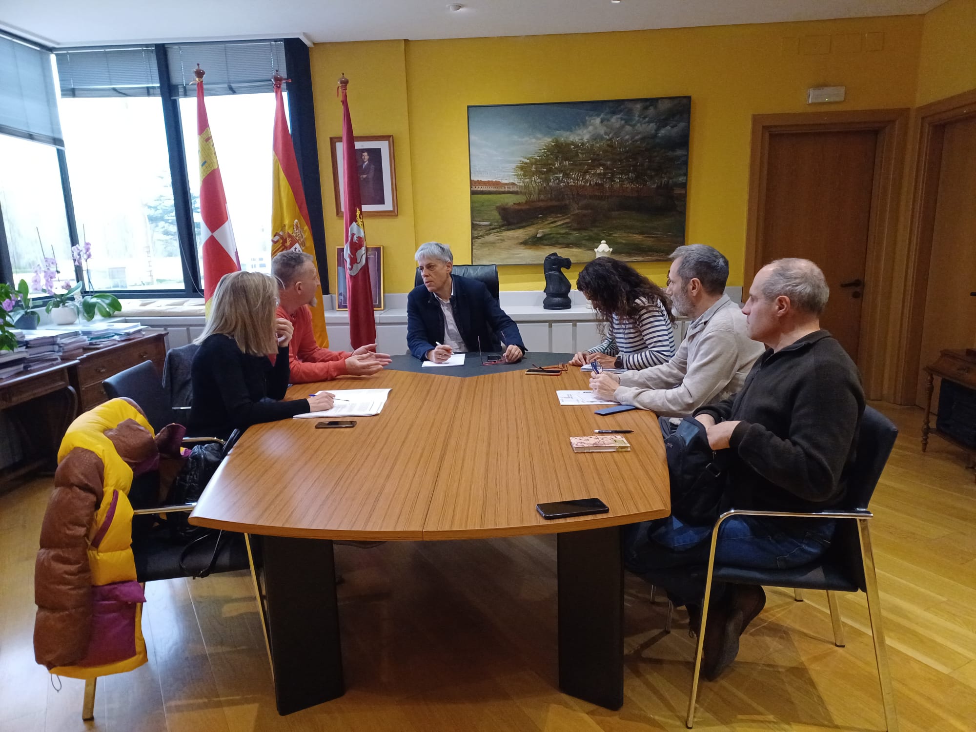 Un momento de la reunión celebrada entre la Diputación y el delegado. | L.N.C.