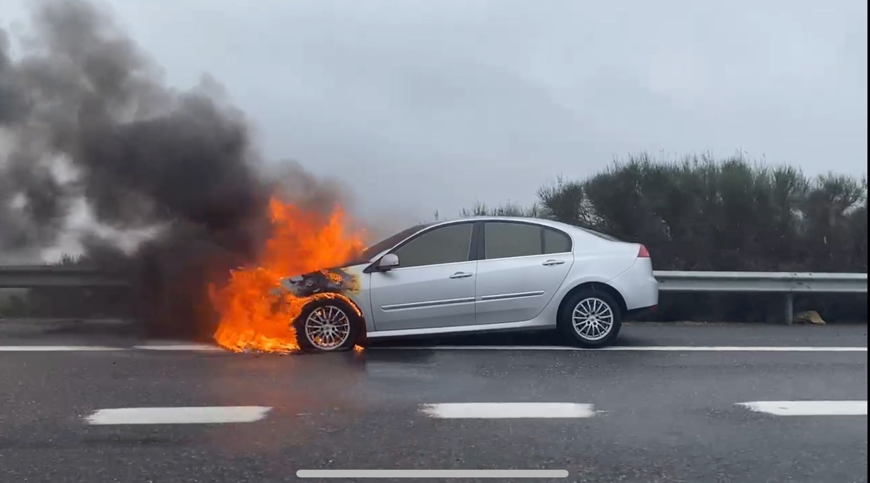El vehículo ardiendo. | ICAL