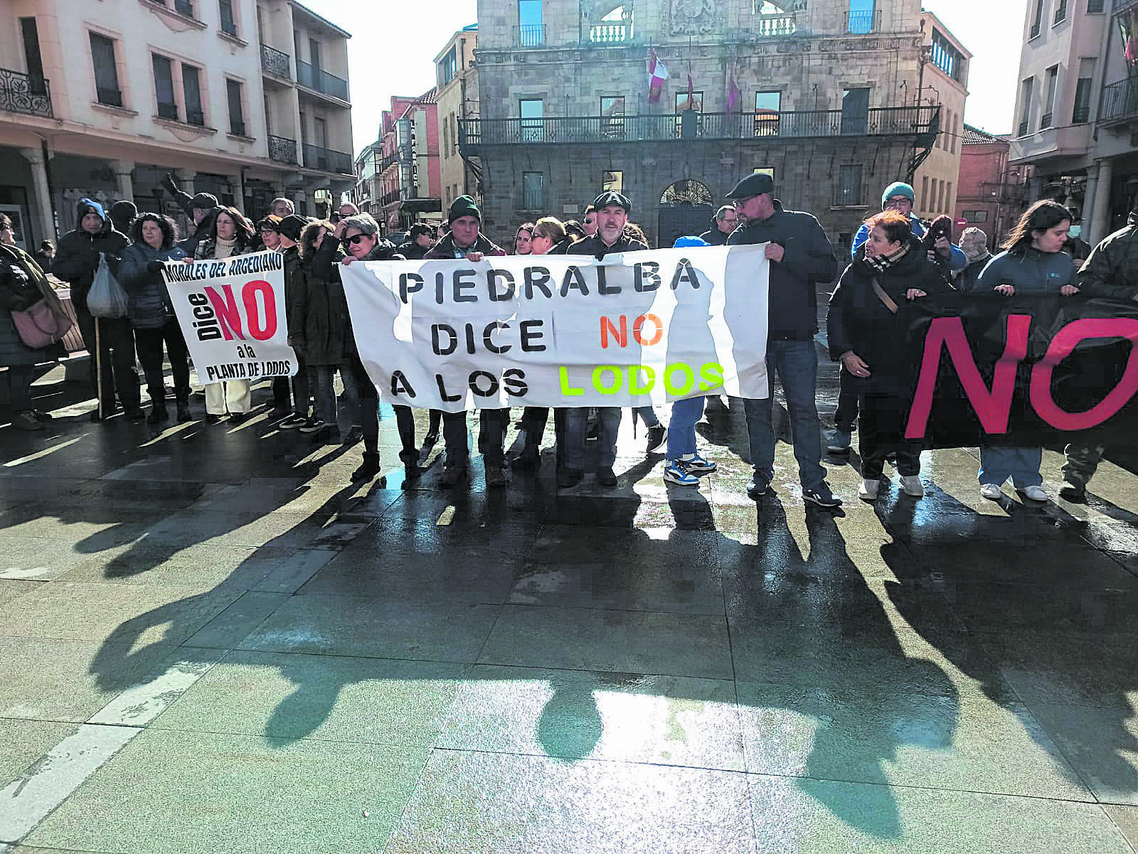 Imagen de una de las concentraciones anteriores contra la planta de lodos;el sábado se celebra otra. | J.V. PIEDRALBA