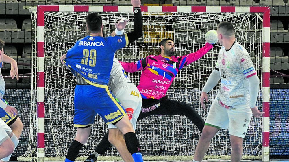 Saeid hace una parada en el choque ante el Cangas de la primera vuelta. | MAURICIO PEÑA