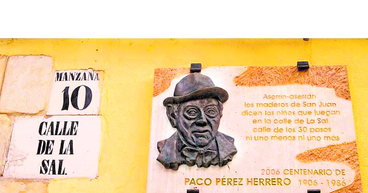 Placa colocada en la calle La Sal, donde se celebraba el rito de los treinta pasos en ‘El entierro de Genarín’, en 2006, año del centenario de su nacimiento.