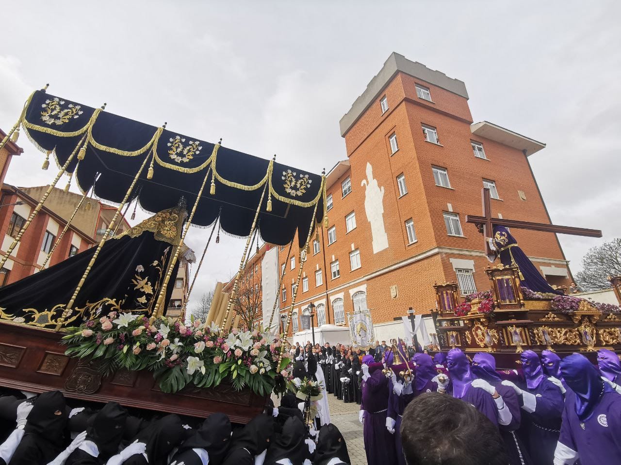 La Virgen se arrodilla ante el Nazareno en Valencia de Don Juan. | L.N.C.