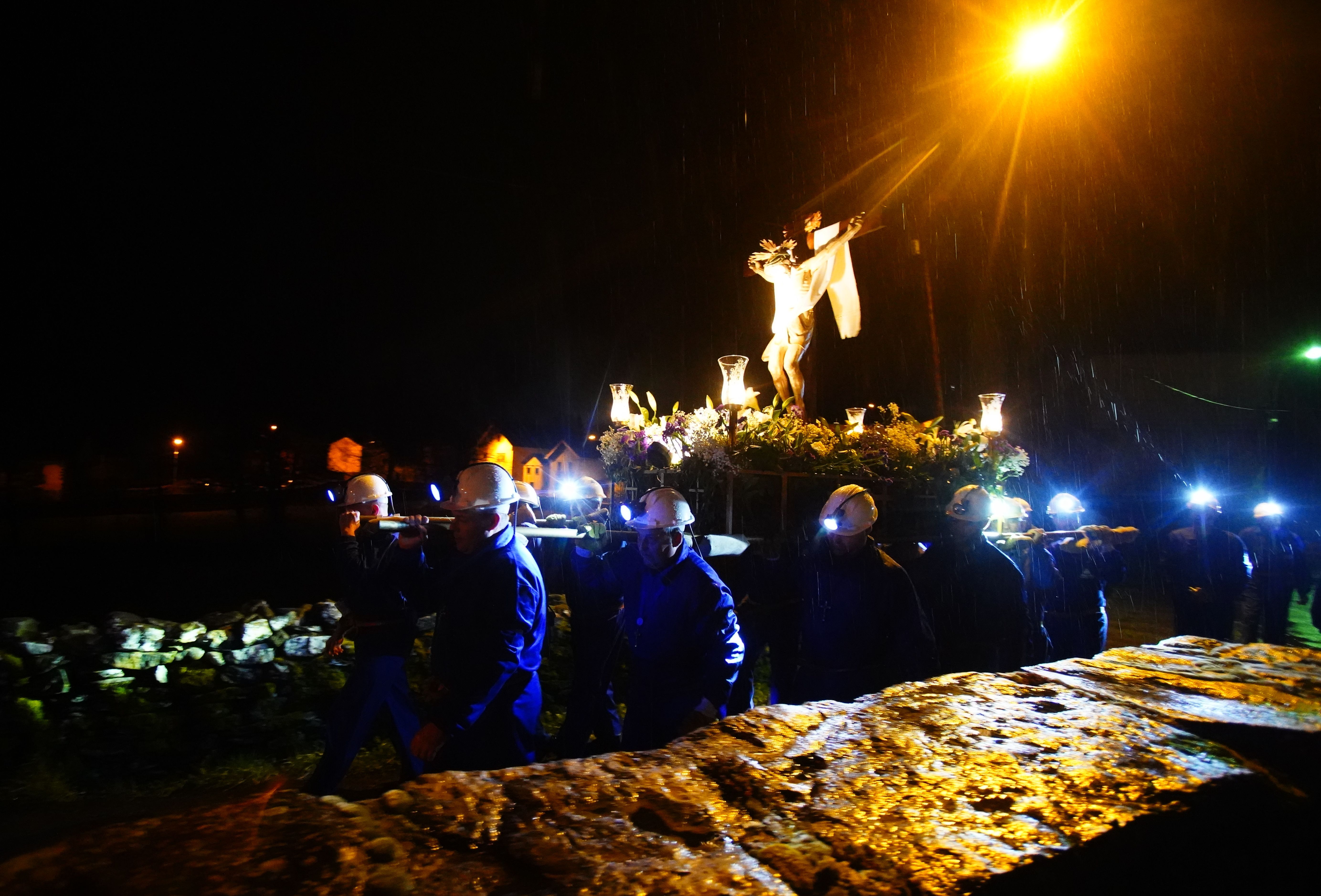 Los mineros de Caboalles de Abajo, durante el traslado del Cristo de los Mineros a la iglesia vieja de Santa María. | César Sánchez (Ical)