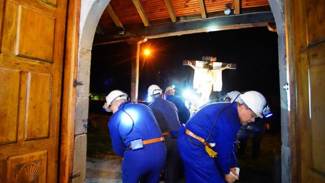 Los mineros de Caboalles de Abajo, durante el traslado del Cristo de los Mineros a la iglesia vieja de Santa María. | César Sánchez (Ical)