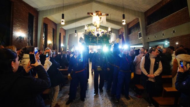 Procesión del Cristo de los Mineros y Encuentro con la Virgen Dolorosa de Caboalles de Abajo, que tuvo que realizarse en el interior de la iglesia debido a la lluvia. | César Sánchez (Ical)