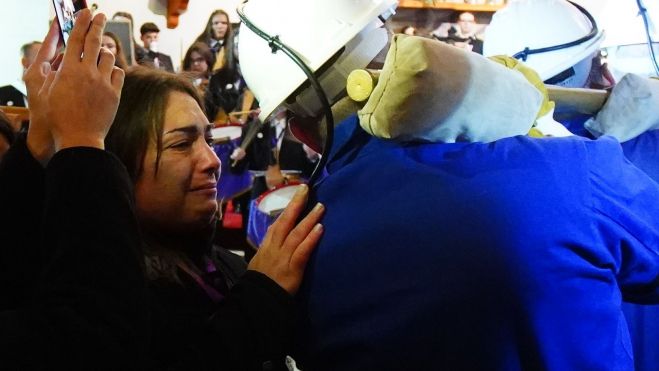 Procesión del Cristo de los Mineros y Encuentro con la Virgen Dolorosa de Caboalles de Abajo, que tuvo que realizarse en el interior de la iglesia debido a la lluvia. | César Sánchez (Ical)