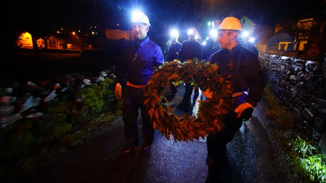 Los mineros de Caboalles de Abajo, depositan una corona de laurel en el monumento al minero de la localidad en homenaje a los compañeros fallecidos. | César Sánchez (Ical)
