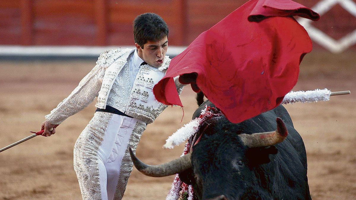El diestro leonés Javier Castaño durante su actuación en la Feria de Salamanca hace tres años. | DAVID ARRANZ (ICAL)