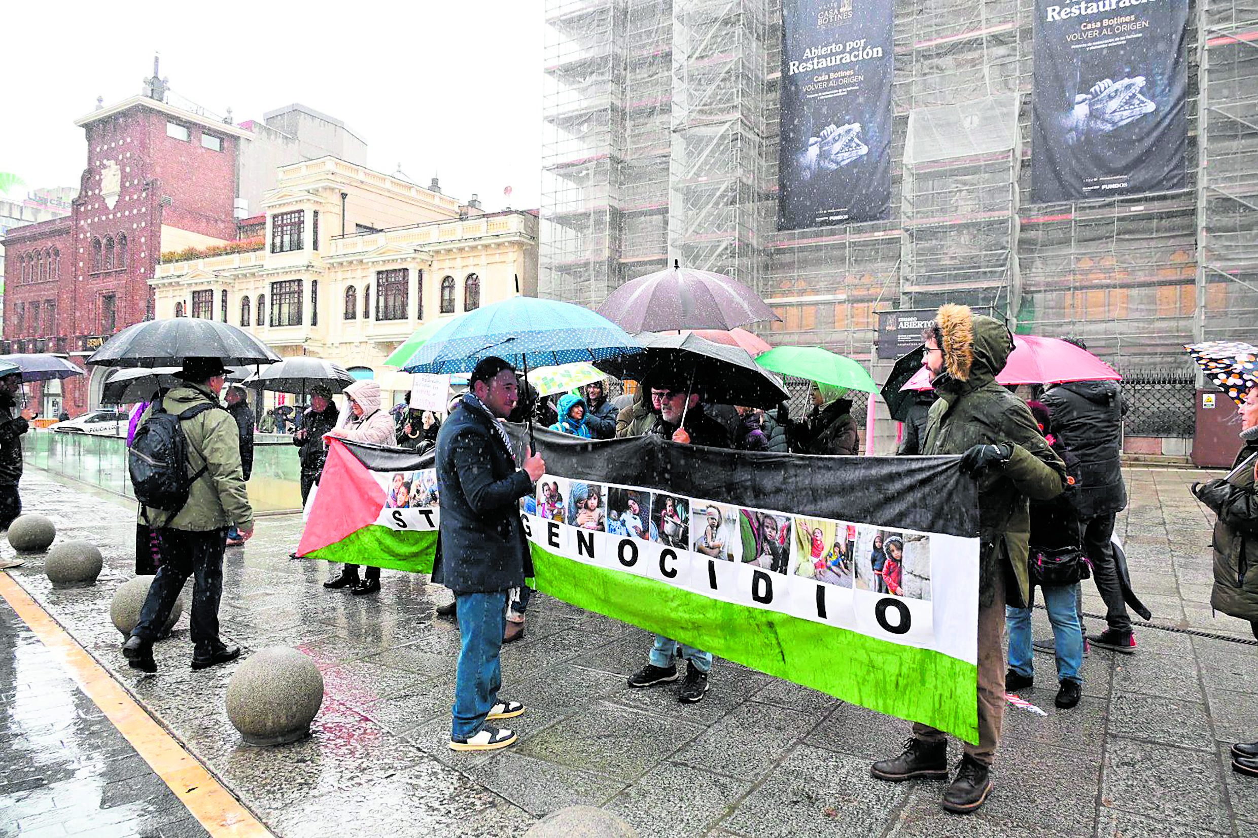 La lluvia no impidió la celebración de la concentración este sábado junto a Botines. | SAÚL ARE´N