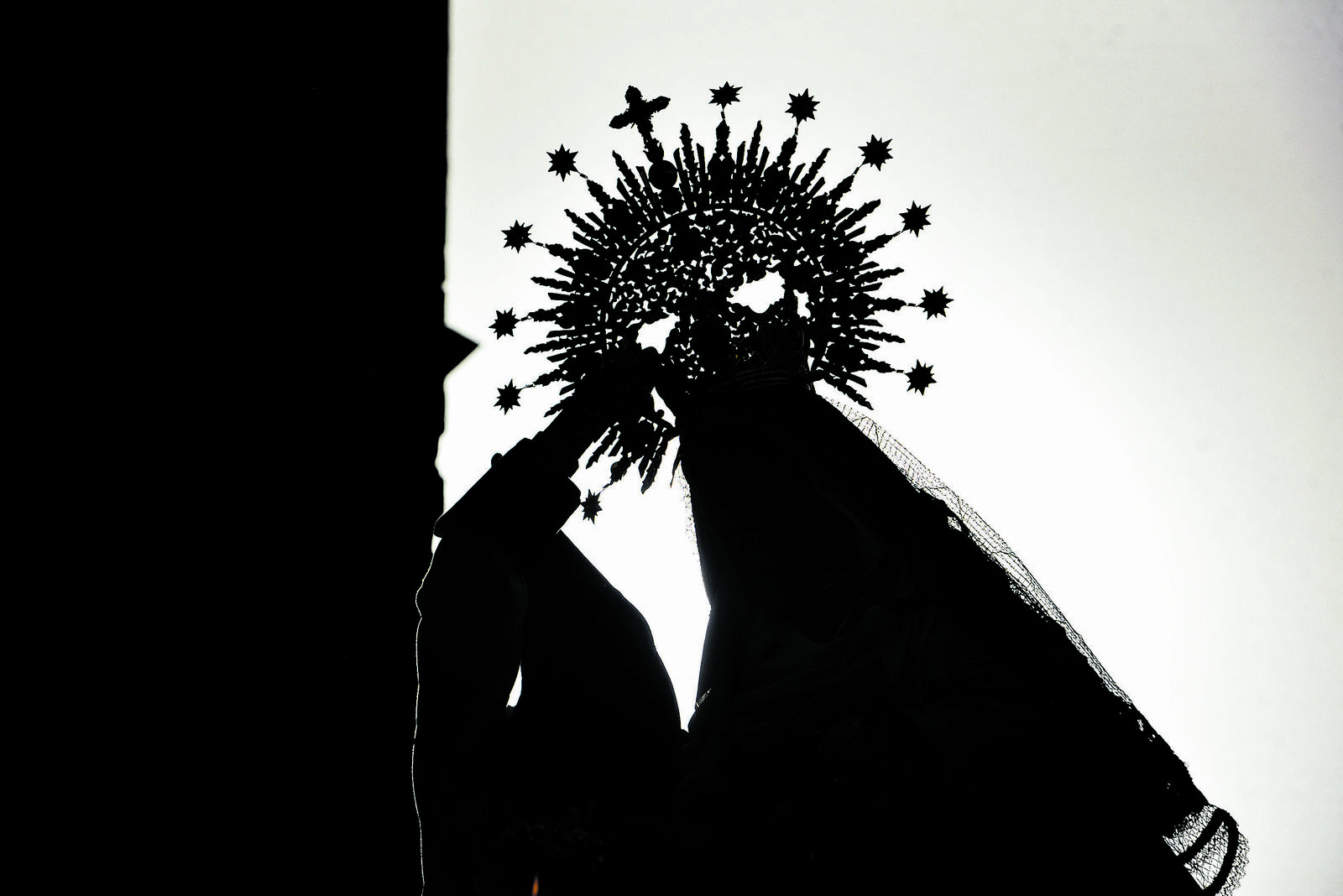 El Encuentro de Resurrección finaliza la semana de Pasión y los papones se descubren ante la Catedral. | SAÚL ARÉN El Encuentro de Resurrección finaliza la semana de Pasión y los papones se descubren ante la Catedral. | SAÚL ARÉN