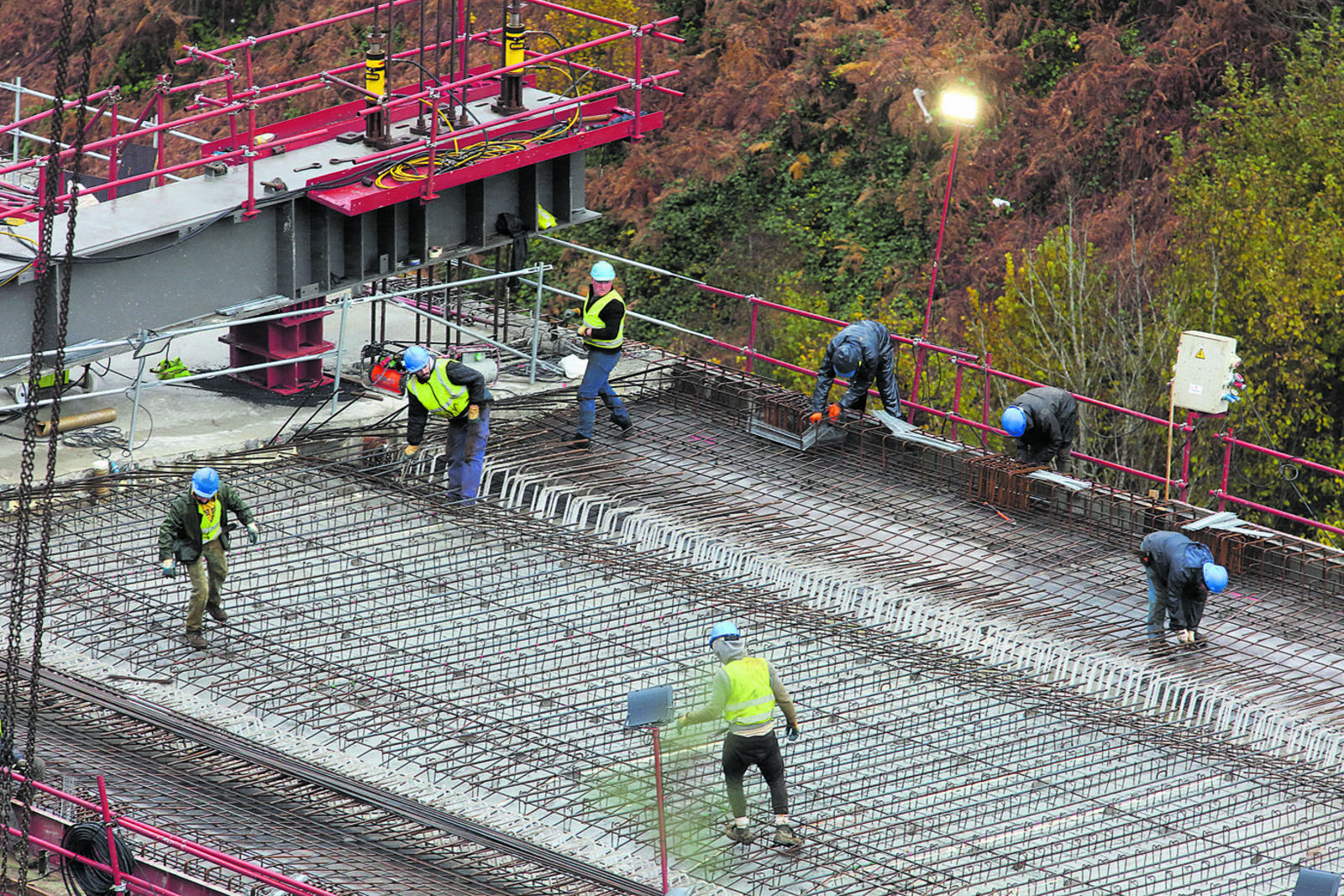 Obras de reconstrucción del viaducto O Castro de la autovía A6 en sentido Madrid. | CÉSAR SÁNCHEZ (ICAL)