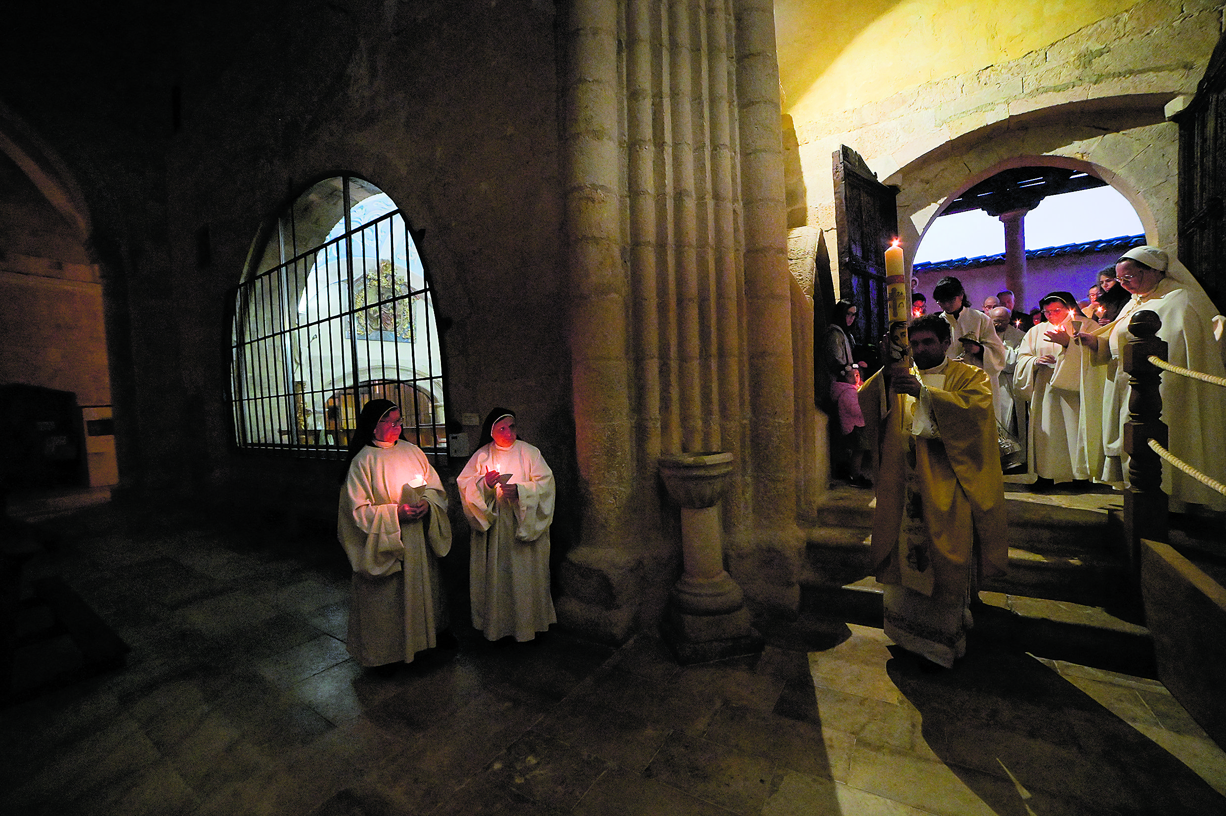 La lluvia impidió en esta ocasión la celebración habitual del acto en el claustro del templo monástico. | MAURICIO PEÑA