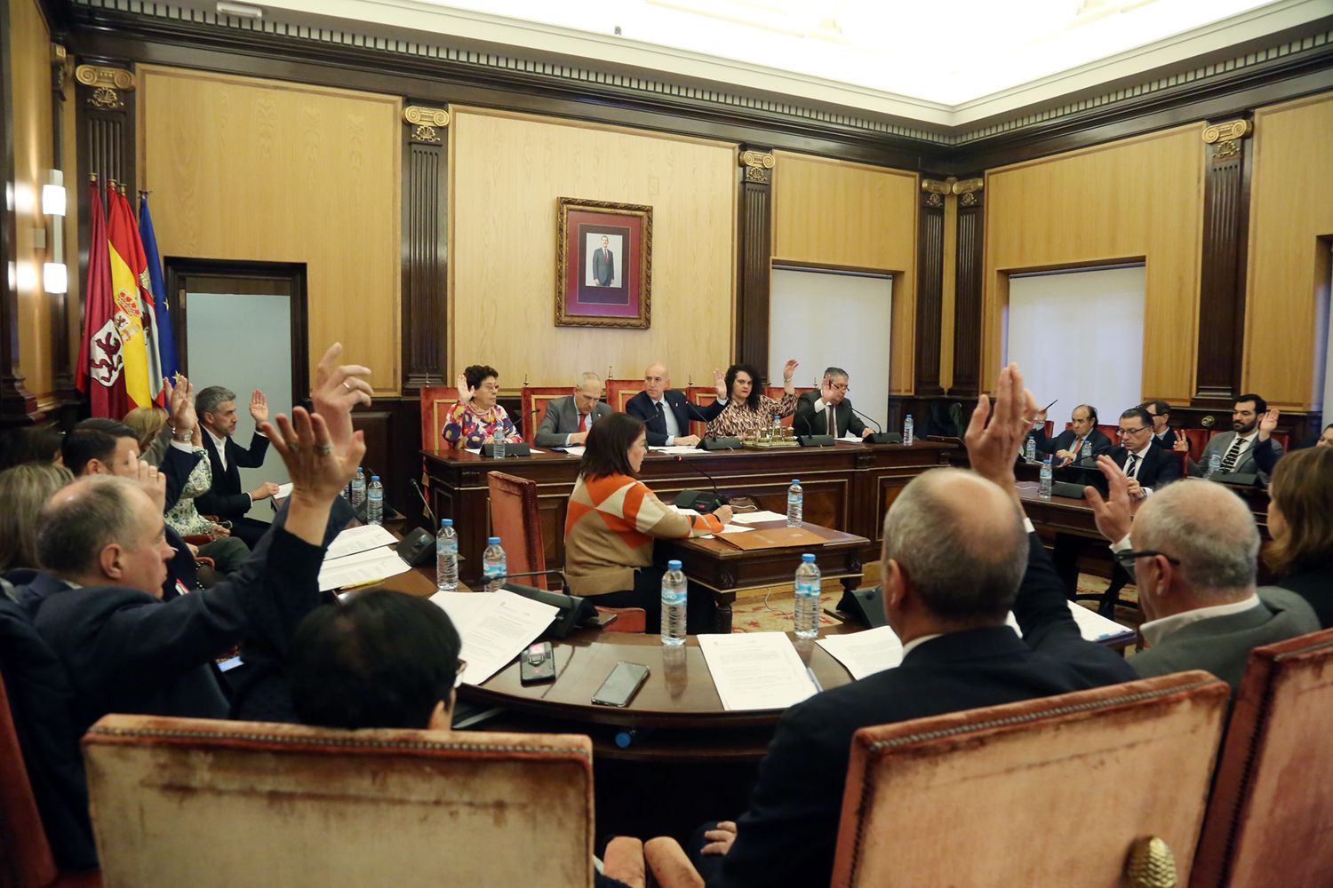 Votación en uno de los puntos llevados al pleno ordinario del Ayuntamiento de León de este lunes. | L.N.C.