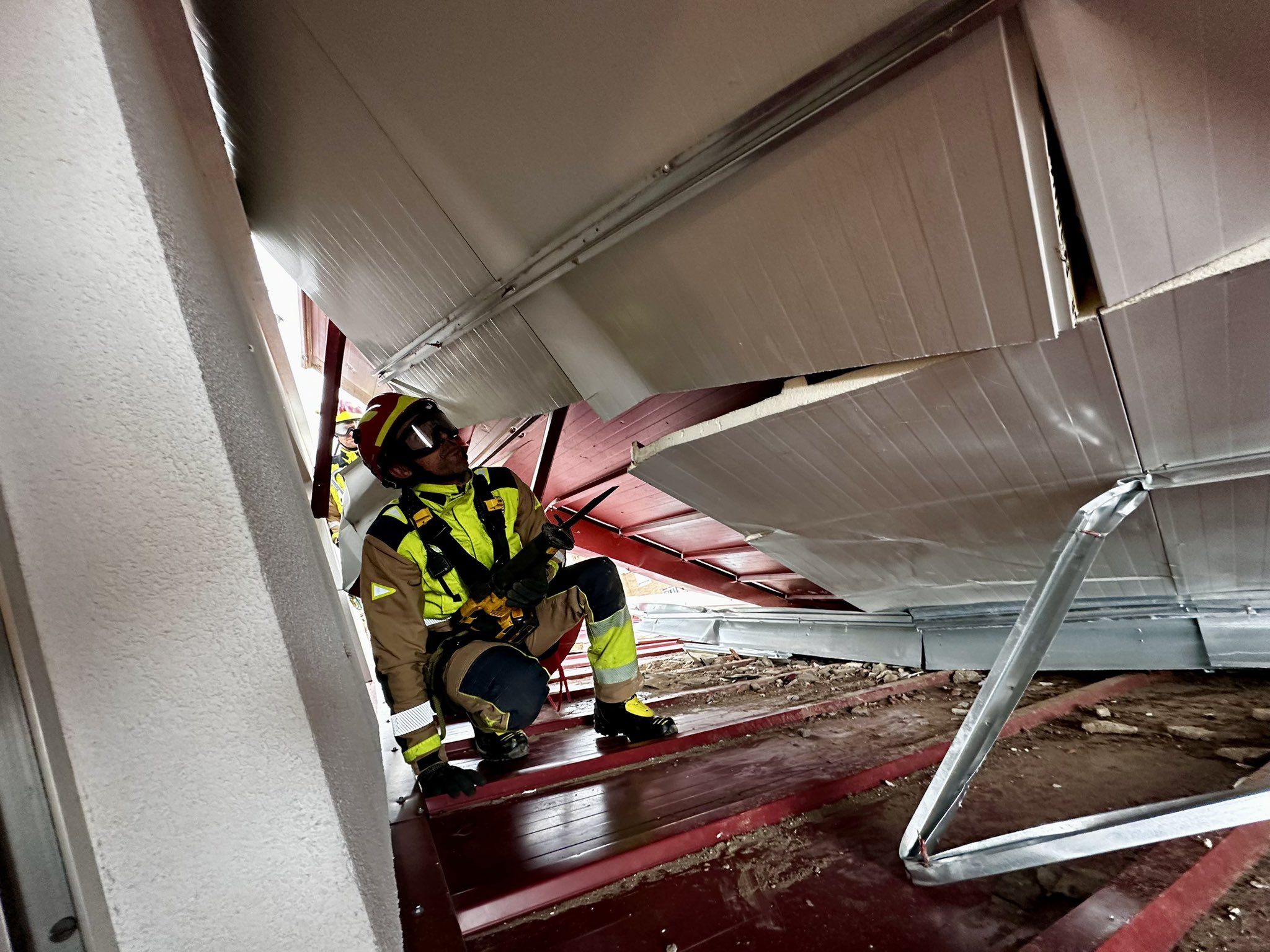 Los Bomberos de León trabajan en el desprendimiento de un tejado en Pinilla. | @LEONBOMBEROS