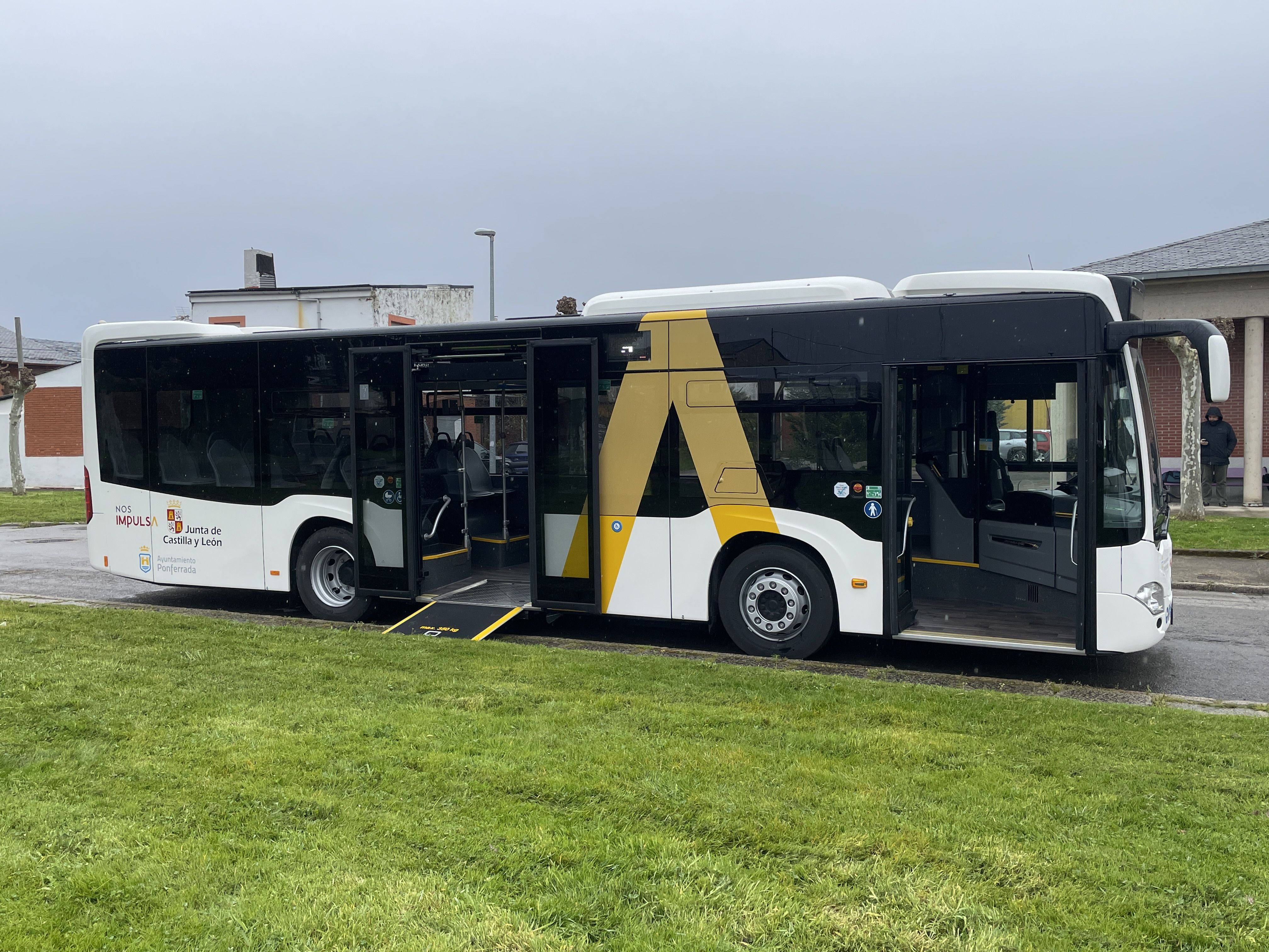 Uno de los autobuses del servicio municipal de transportes de Ponferrada. | Javier Fernández