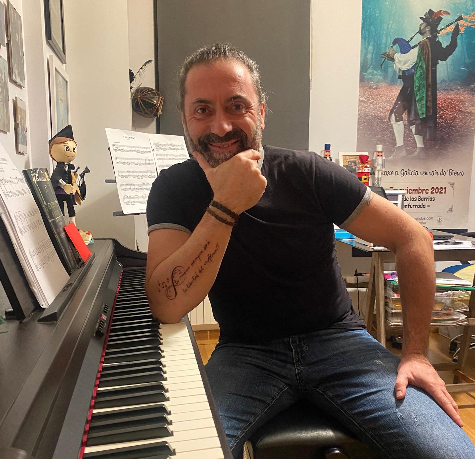 Jorge Prada frente a su piano.